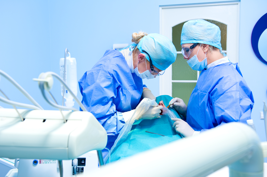 Хирургический этап при имплантации зубов