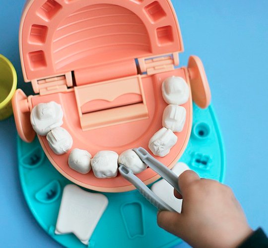Лечение зубов детей в игровой форме